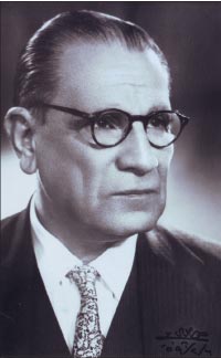 كامل الجادرجي أول رئيس لجمعية (نقابة) الصحفيين سنة 1944