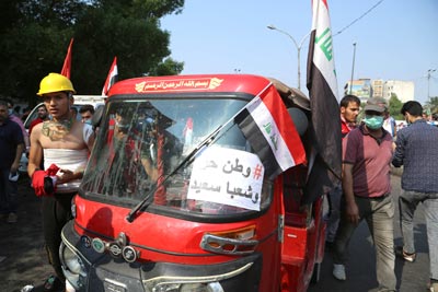   التك تك” بطل ساحة التحرير .. وشبابه يراهنون على قوة صبرهم تجاه الحكومة 