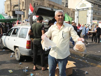 مواطنون  يتسابقون إلى ساحة التحرير لتقديم الدعم  للمتظاهرين 