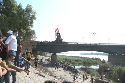 يوميات ساحة التحرير..متظاهرون يغازلون شواطئ  أبو نواس  للمطالبة بحقوقهم 