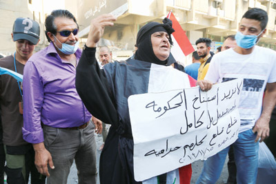 يوميات ساحة التحرير..النساء المُسنات يدعمن  أبناءهن المتظاهرين  ويصبحن المُحرك الناعم للاحتجاجات