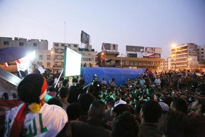 مشاهدة اللعبة في ساحة التحرير