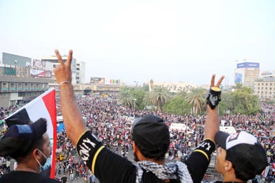 الغارديان  : كيف تحوّل الساسة العراقيون في أنظار الناس من قادة إلى تجار؟