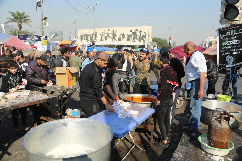 يوميات ساحة التحرير..فصل الشتاء يفتح سوقاً لبيع المأكولات الساخنة والحلويات