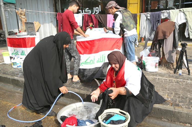 نساء بلغن الخمسين عاماً مصرات على تقديم الخدمات للمحتجين في ساحة التحرير