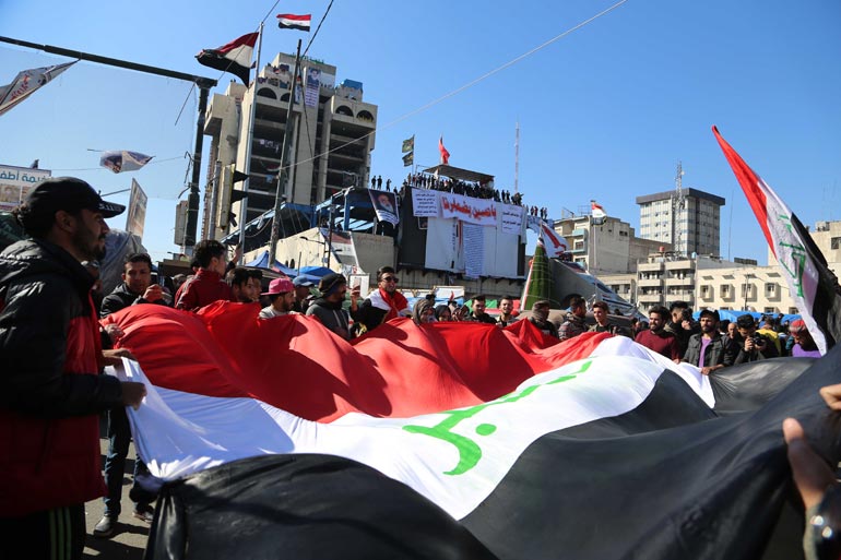 يوميات ساحة التحرير..المتظاهرون يرفعون علم الأمم المتحدة على جبل أحد 