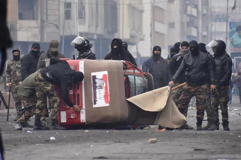 يوميات ساحة التحرير.. ملثمون وتكتك .. مشاهد من العنف قرب ساحة التحرير 