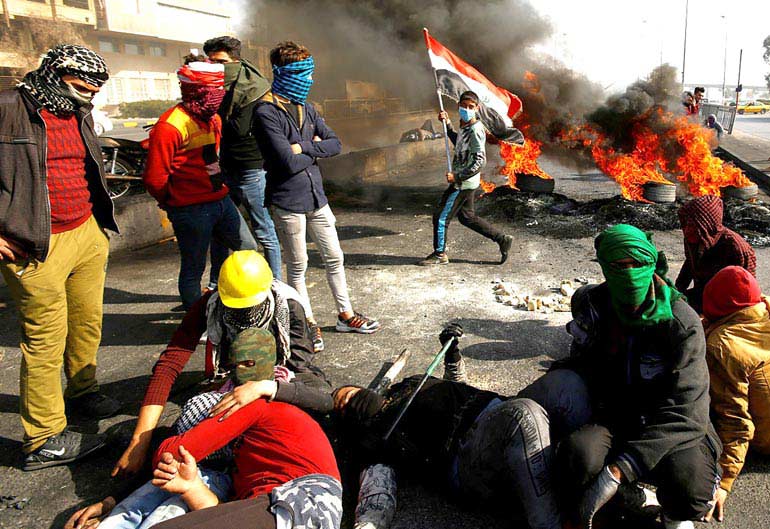 كر وفر بين المتظاهرين وعناصر الأمن فـي بغداد وذي قار