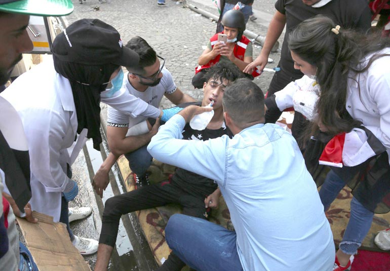 مسعفات التحرير: فتيات ثائرات لم يدرسن التمريض اكتسبن الخبرة من دماء الجرحى