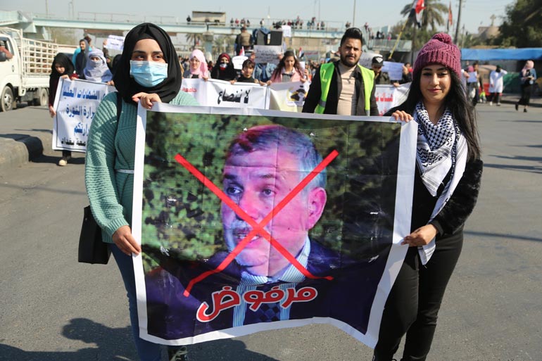 ساحات الاحتجاج ترفض حكومة علاوي وأحزاب تبحث عن حصة فيها 