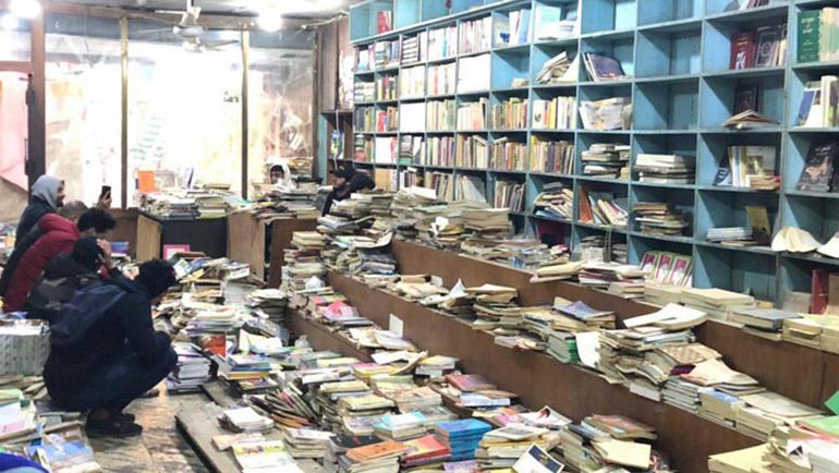يوميات ساحة التحرير..مكتبة التحرير.. حياة جديدة في ظل الاحتجاجات