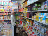 مراقبون: معلبات ومنتجات غذائية تلاقي رواجاً كبيراً في السوق المحلية